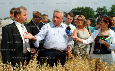 Minister Rolnictwa Andrzej Lepper wizytuje pola w Karnieszewicach...