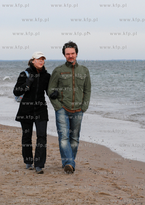 Marcin Firlej z zona Anna na spacerze w Rewie.
03.02.2008
fot....