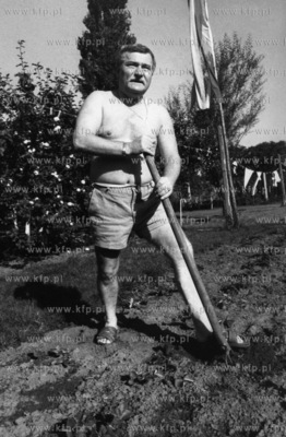 Lech Walesa podczas urlopu pracuje w swoim ogrodzie....