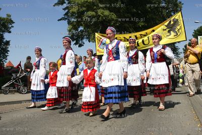 XI Zjazd Kaszubow w Bytowie. Nz barwny pochod ulicami...
