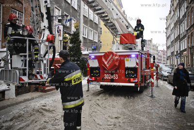 Odlamywanie niebezpiecznych sopli zwisajacych z dachów...