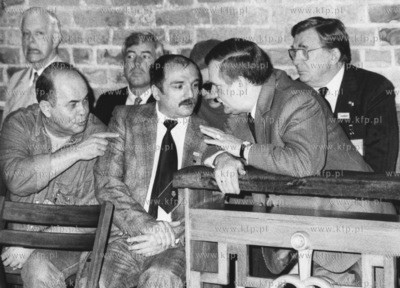 Jacek Kuron, Zbigniew Lis i Lechu Walesa podcas mszy...