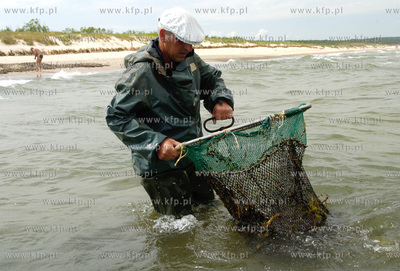 Piotr Grochala z Ustki zajmuje sie zawodowo polawianiem...