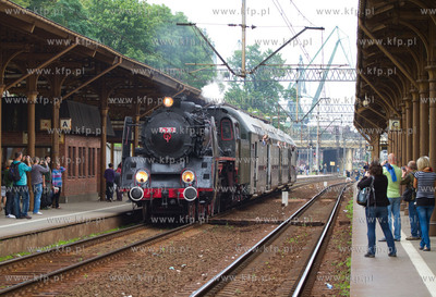 Pociag Heweliusz, prowadzony przez parowoz z wolsztynskiej...