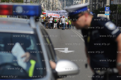 Kupcy z gdyńskiej hali targowej przeszli ulicami Gdyni...