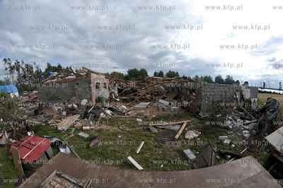 W wyniku trąby powietrznej, która przeszła nad ...