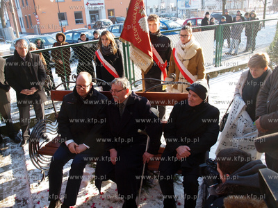 Przed V LO W Gdansku Oliwie stanela lawczka Ireny Jarockiej....