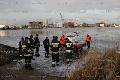 Akcja ratowania wedkarzy dryfujacych na krze w poblizu...