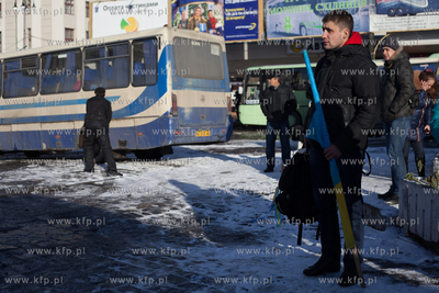 6.12.2013 Lwow, Ukraina NZ Demonstrant przed dworcem...