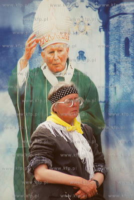 Papiez Jan Pawel II w Trojmiescie Na zdjeciu Oczekujacy...