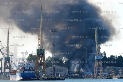 Pozar hali na terenie stoczni Marynarki Wojennej w...