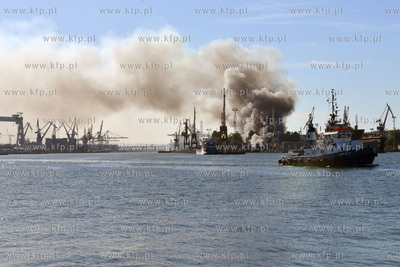 Pozar hali na terenie stoczni Marynarki Wojennej w...