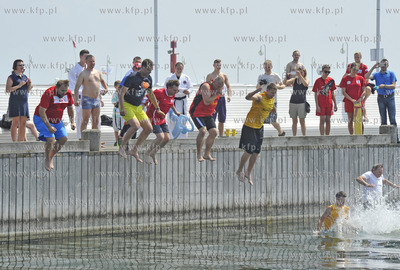 Sopot. Molo. Charytatywny skok do wody dla Lenki i...