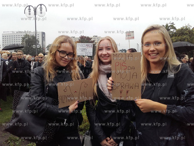 Ogólnopolski strajk kobiet w Gdyni na Skwerze Kościuszki....