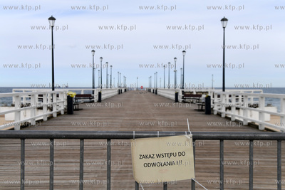 Pusta promenada nadmorska w Brzeźnie podczas pandemii...