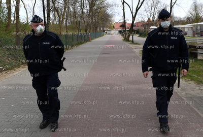 Pusta promenada nadmorska w Brzeźnie podczas pandemii...