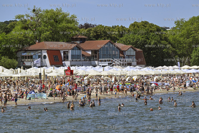 Sopot. Tlumy turystow w Sopocie. Nz. Teatr i Klub Atelier....