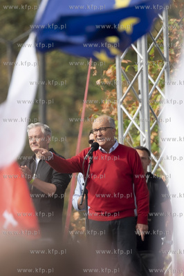 Warszawa. Marsz Miliona Serc. Nz. Robert Biedroń i...