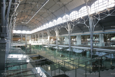 Odrestaurowana zabytkowa hala targowa w Gdansku. 17.08.2005...