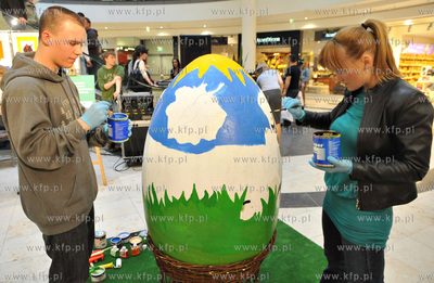 Gdansk. Galeria Baltycka. Malowanie gigantycnzych pisanek,...