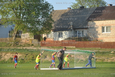 Mlodzi pilkarze na boisku w Sulminie. Mecz pilkarski...