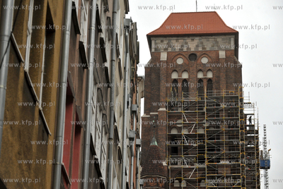Demontaz rusztowan z odrestaurowanej wiezy Bazyliki...