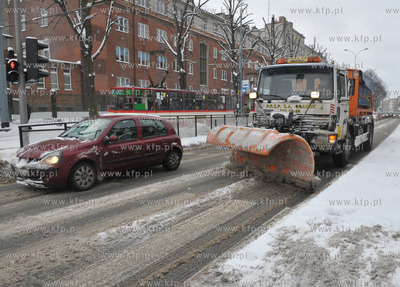 Obfite opady sniegu w Gdansku. Nz. plug na ul. Kartuskiej
10.12.2010
fot....
