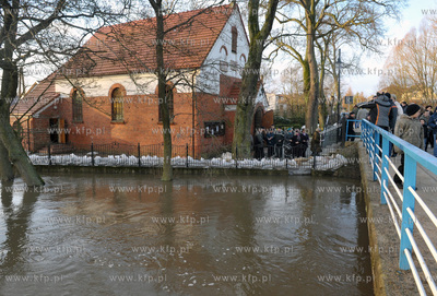 Wezbrane wody rzeki Radunia spowodowaly podtopienia...