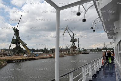 Demontaz ostatnich dzwigow w tej czesci Stoczni Gdanskiej,...