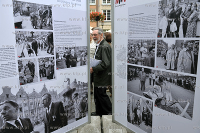 Otwarcie wystawy plenerowej "Powrot Majora" na Dlugim...