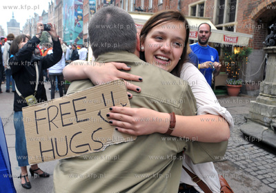 Bezplatne przytulanie przed Ratuszem Głownomiejskim...