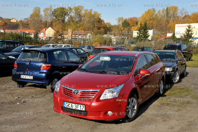 Zukowo. Parking przed kosciolem WNMP.  21.10.2012 Fot....