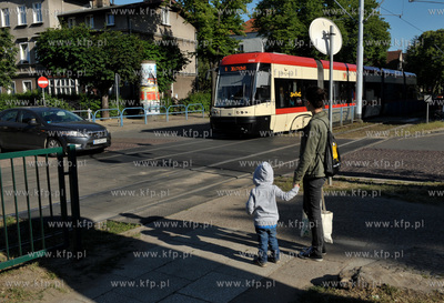 Gdańsk Oliwa. Tramwaj na skrzyżowaniu ul. Obrońców...
