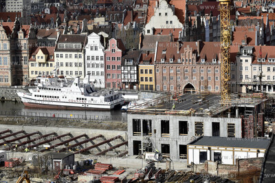 Gdańsk. Widok na Wyspę Spichrzów i budowę DEO PLAZA....
