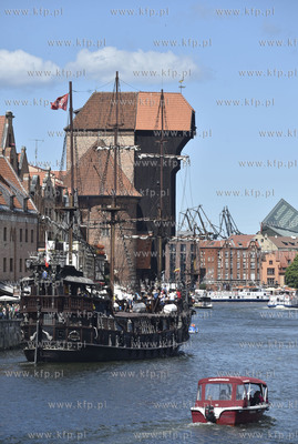 Widok z Wyspy Spichrzów na Motławę. Galeon turystyczny...