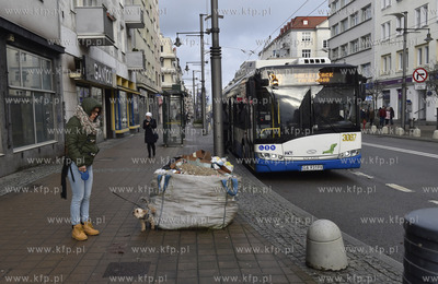 Gdynia, trolejbus marki Solaris na ul. Świętojańskiej....
