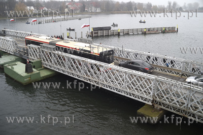 Zamknięty most pontonowy na Martwej Wiśle w Sobieszewie....