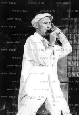 Piosenkarz Sal Solo wystepujacy przed publicznoscia...