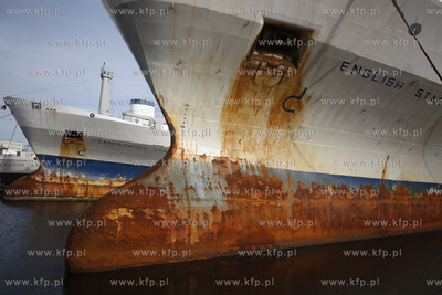 Gdynia. Stocznia Marynarki Wojennej. 28.10.2010 fot....