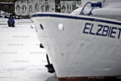 Wędkarze łowią ryby na zamarzniętej Motławie.
13.02.2012
fot....