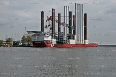 Port Gdynia. Statek - jednostka sluzaca budowie morskich...