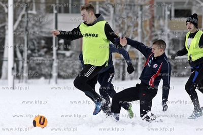 Gdansk Zaspa. Pilkarski turniej dzikich druzyn Do przerwy...