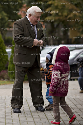 Gdańsk Oliwa. Lech Wałęsa idąc na niedzielną mszę...