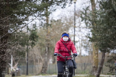 Gdańsk Brzeźno. Rowerzystka w maseczce ochronnej.
01.04.2020
fot....