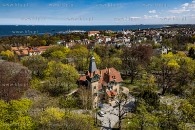 Sopocka Majówka z biblioteką przy ulicy Goyki. Kamienica...