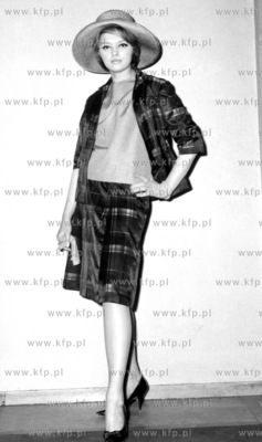 Modelka prezentuje mode lat 60-tych. 0001946z 1964...