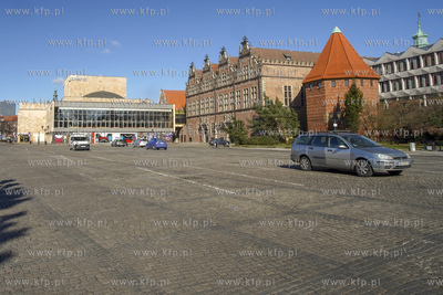 Gdańsk. Opustoszały w niedzielę parking na Targu...