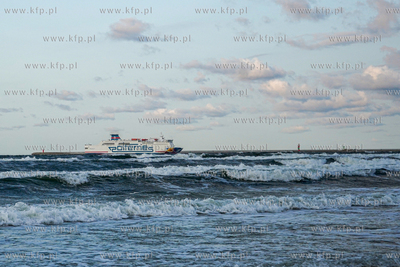 Prom M/F Mazovia Polferries wpływa do portu w Świnoujściu....