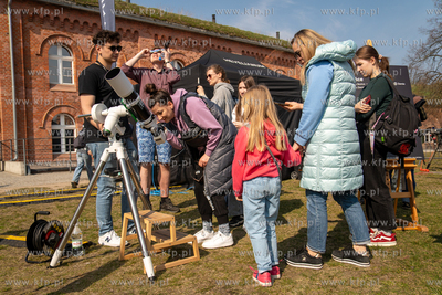 Ogląganie cześciowego, 13% zaśmienia słońca na...