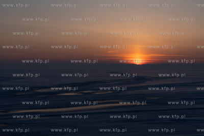 Zima na Mierzei Wiślanej. Wschód słońca widziany...